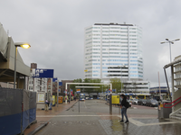 906614 Gezicht op het busstation voor de stads- en streekbussen aan de zuidzijde van het Stationsplein te Utrecht, met ...